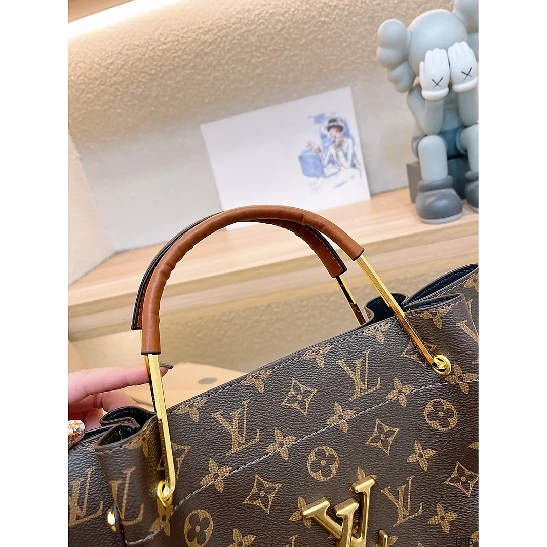 Louis new arrival tote bag size : 26*27 cm