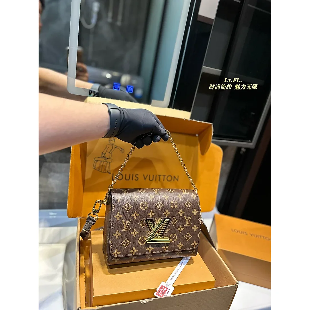 Louis Twist new arrival chain bag size: 23*10*15 cm
