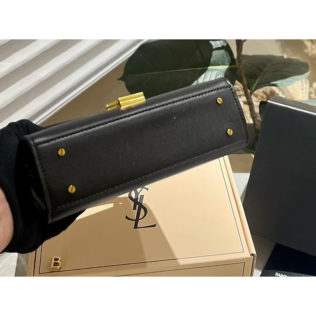 Y Cassandra Monogram Clasp Bag size 21*18 cm