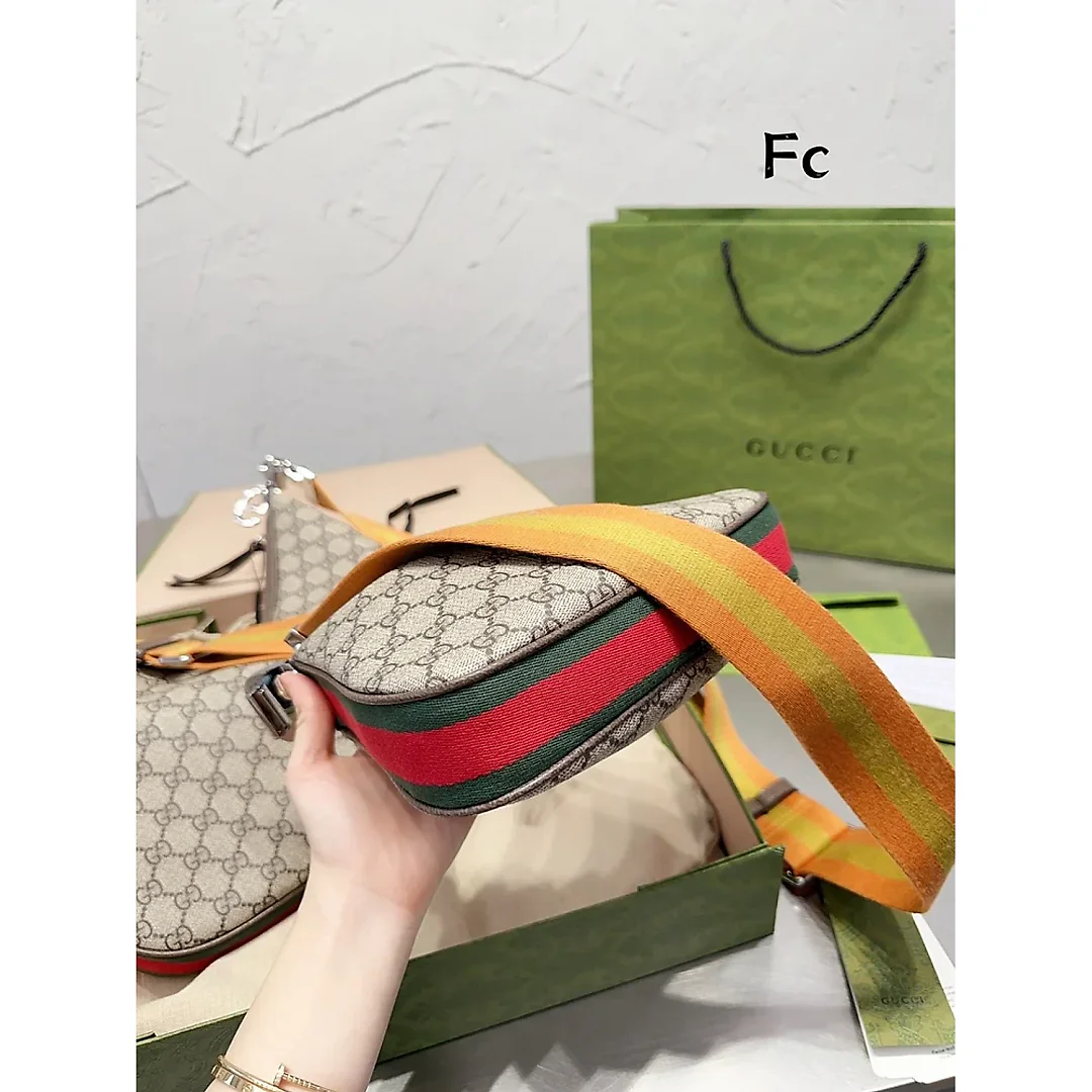 GC484 Gc Attache Small/Large Shoulder Bag