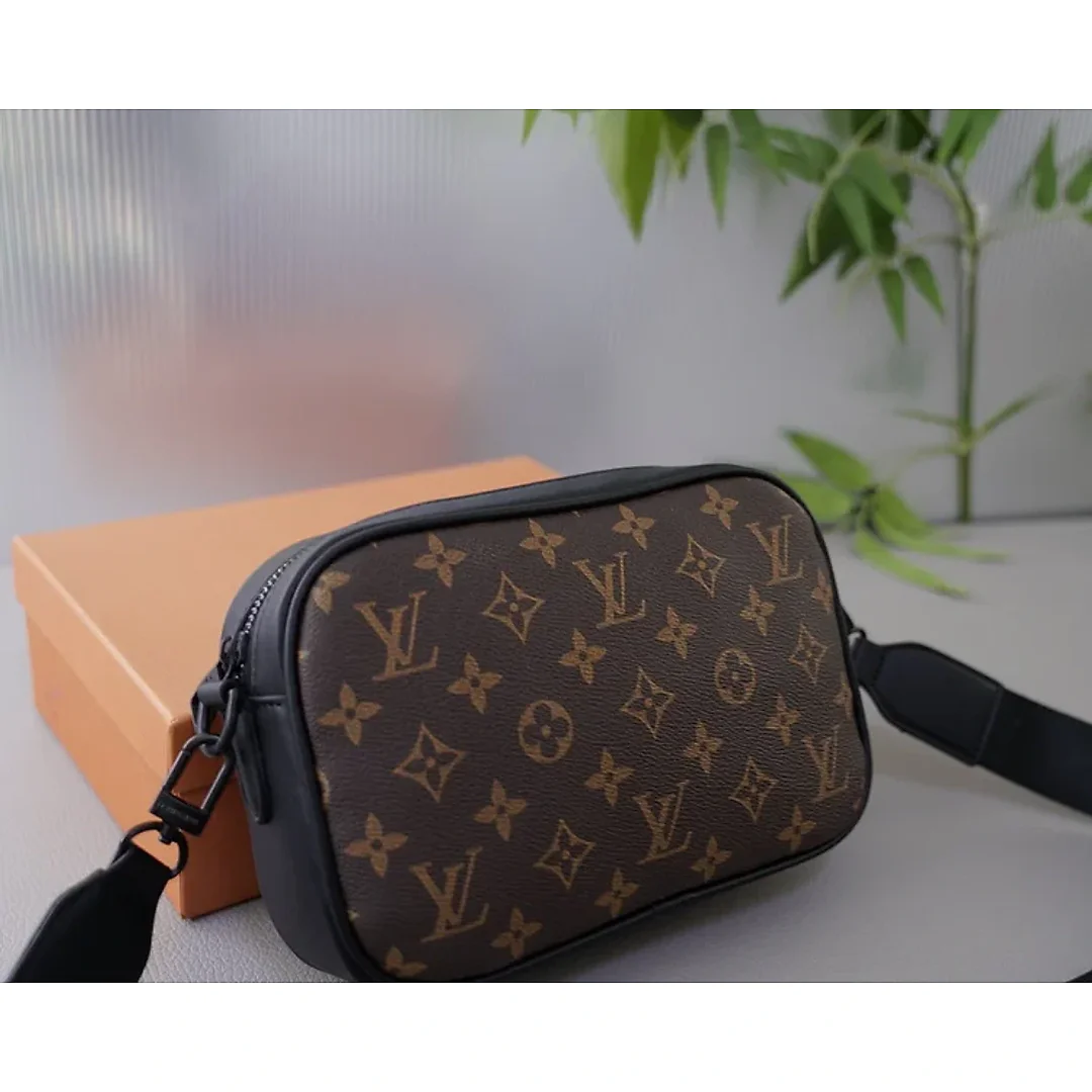 Louis new arrival bag size : 23x14x6 cm