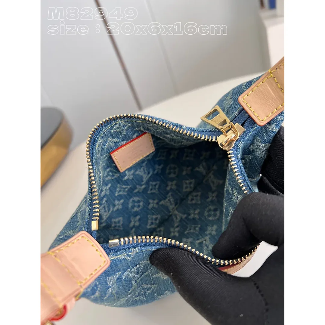 Louis Hills Pochette Monogram Denim size;20.5 x 6 x 16 cm