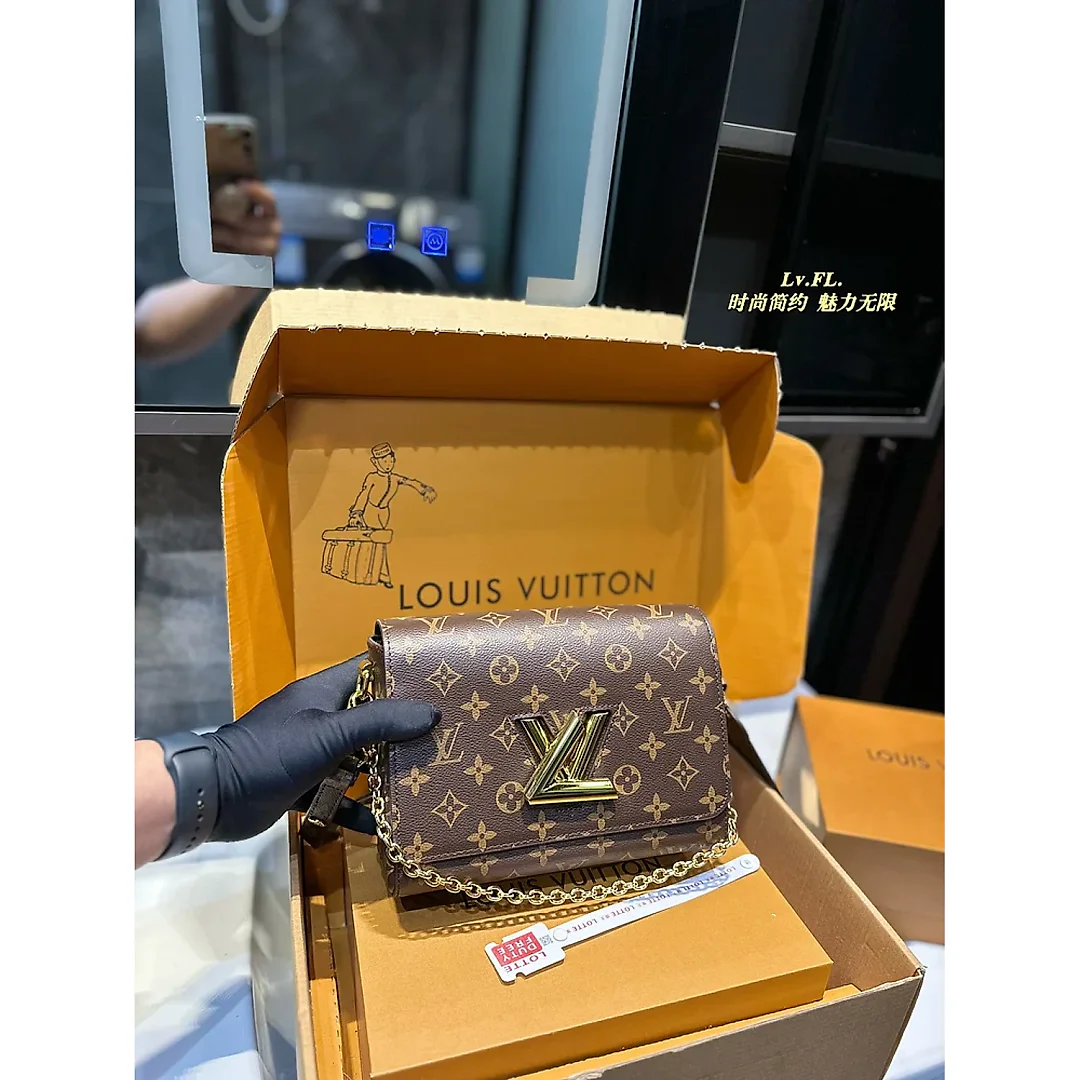 Louis Twist new arrival chain bag size: 23*10*15 cm