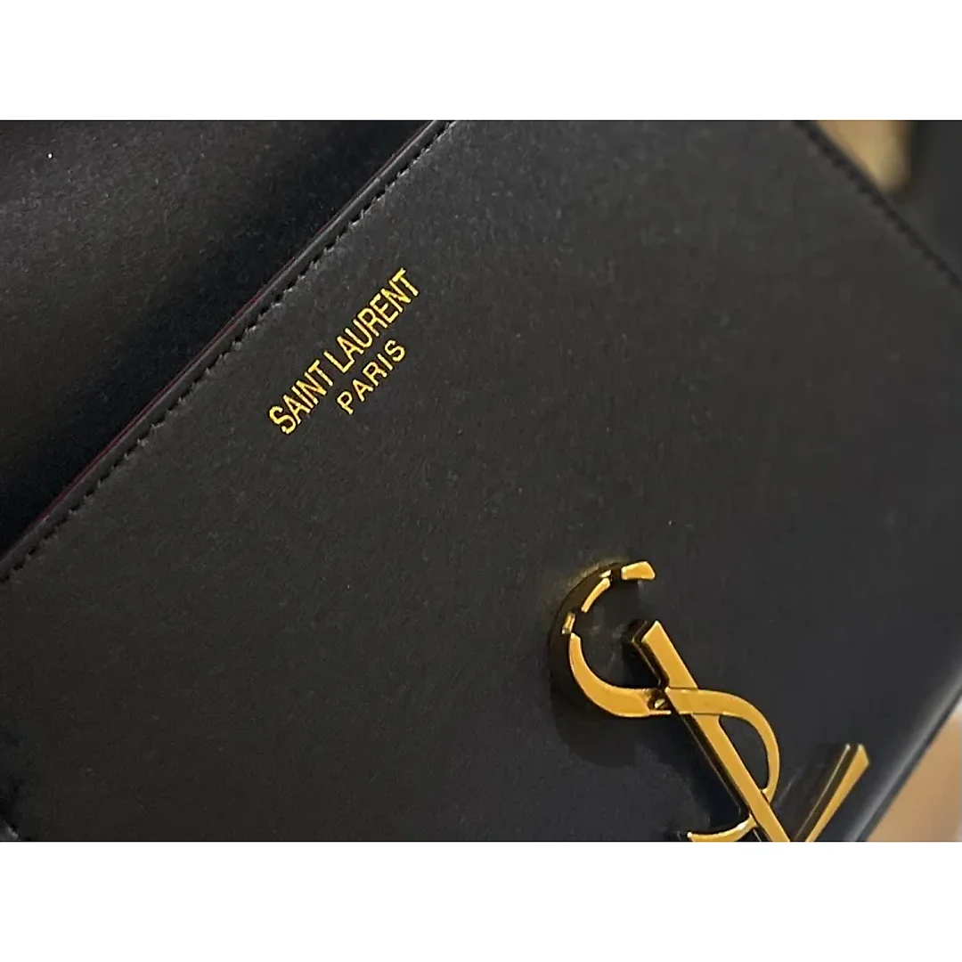 Y Cassandra Monogram Clasp Bag size 21*18 cm