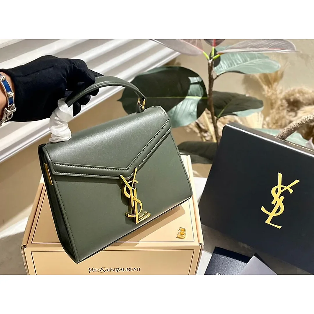 Y Cassandra Monogram Clasp Bag size 21*18 cm
