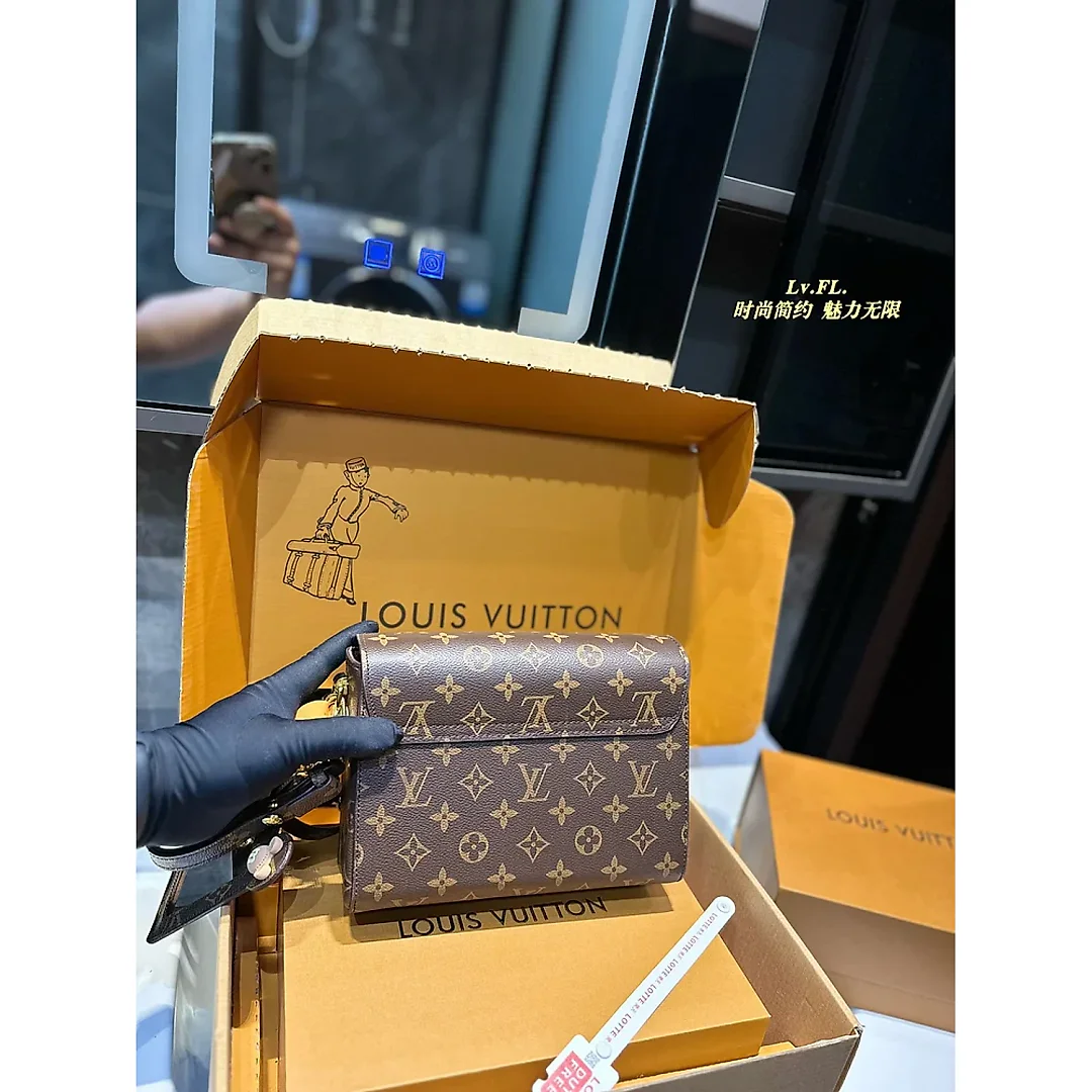 Louis Twist new arrival chain bag size: 23*10*15 cm