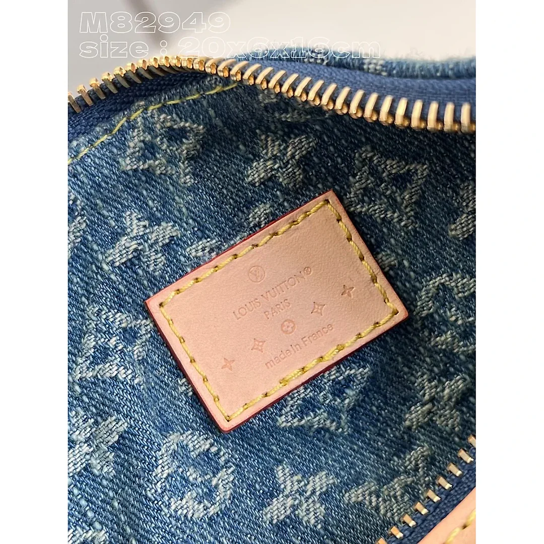 Louis Hills Pochette Monogram Denim size;20.5 x 6 x 16 cm