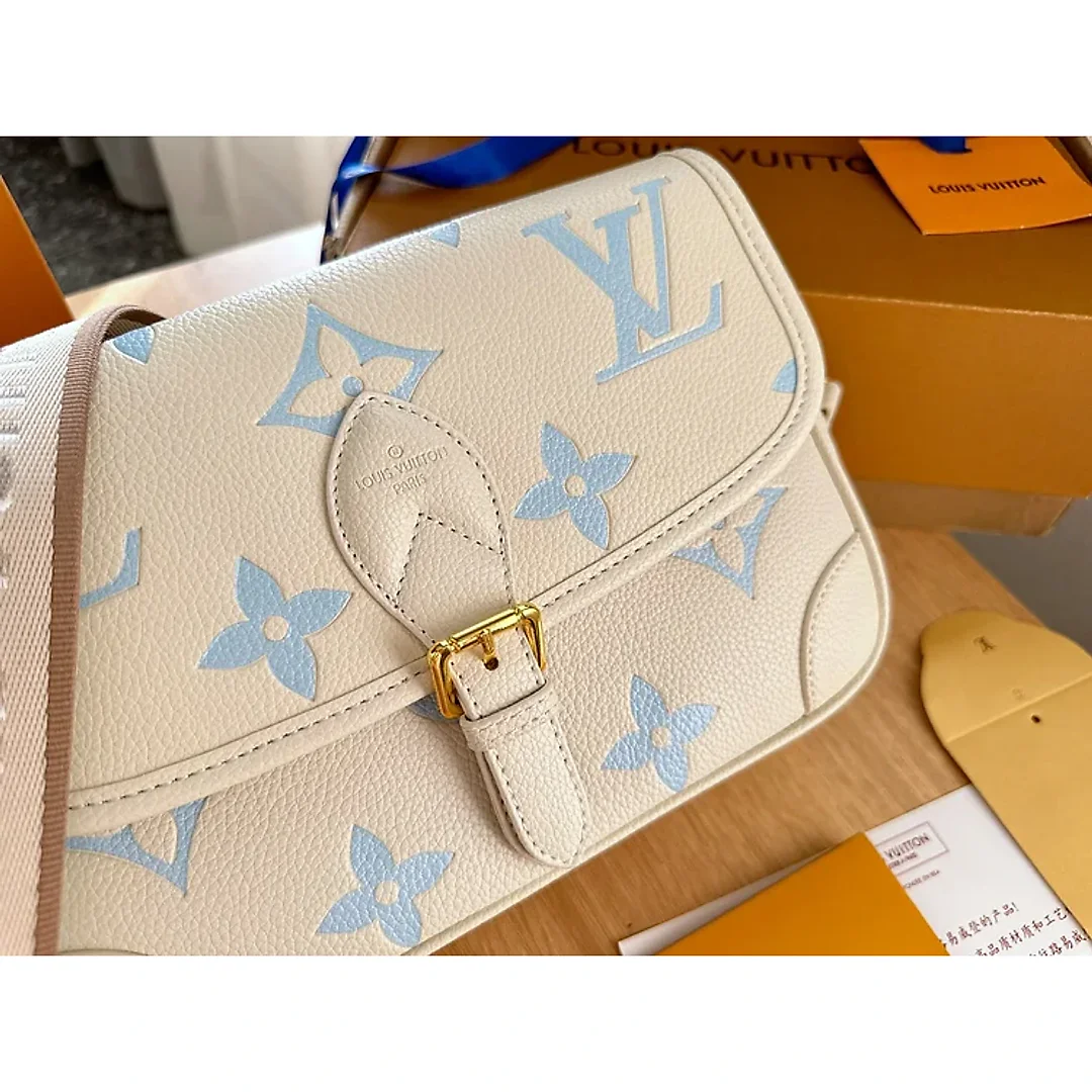 Louis new arrival bag size : 24 x 15 x 9cm