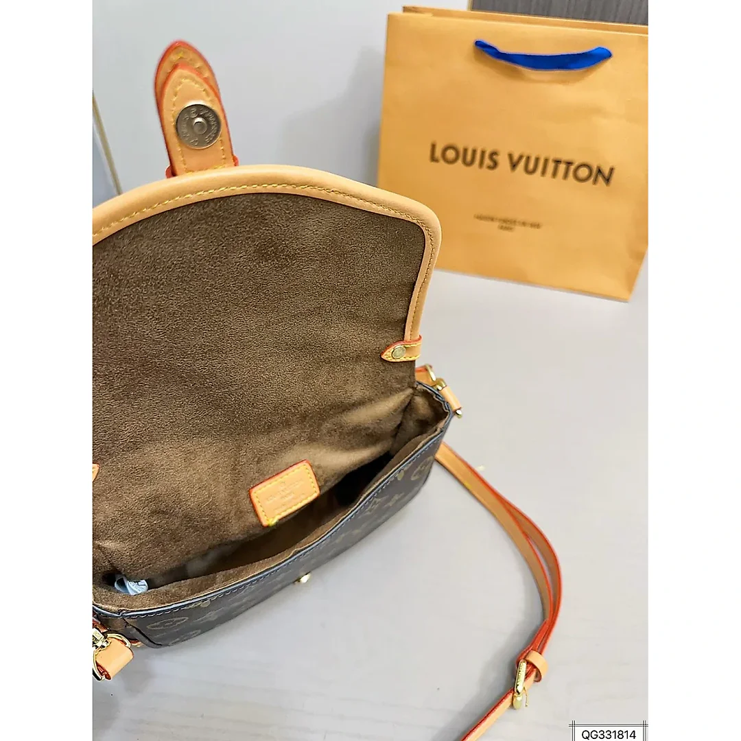 Louis Saumur bb mini bag size: 21 * 17 cm