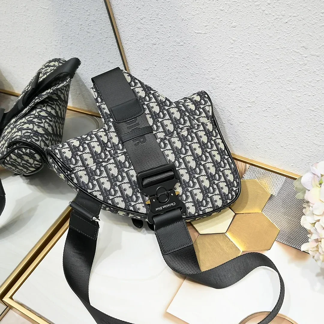 D homme2023 Pre-Fall saddle bag size : 20×28.6x5cm