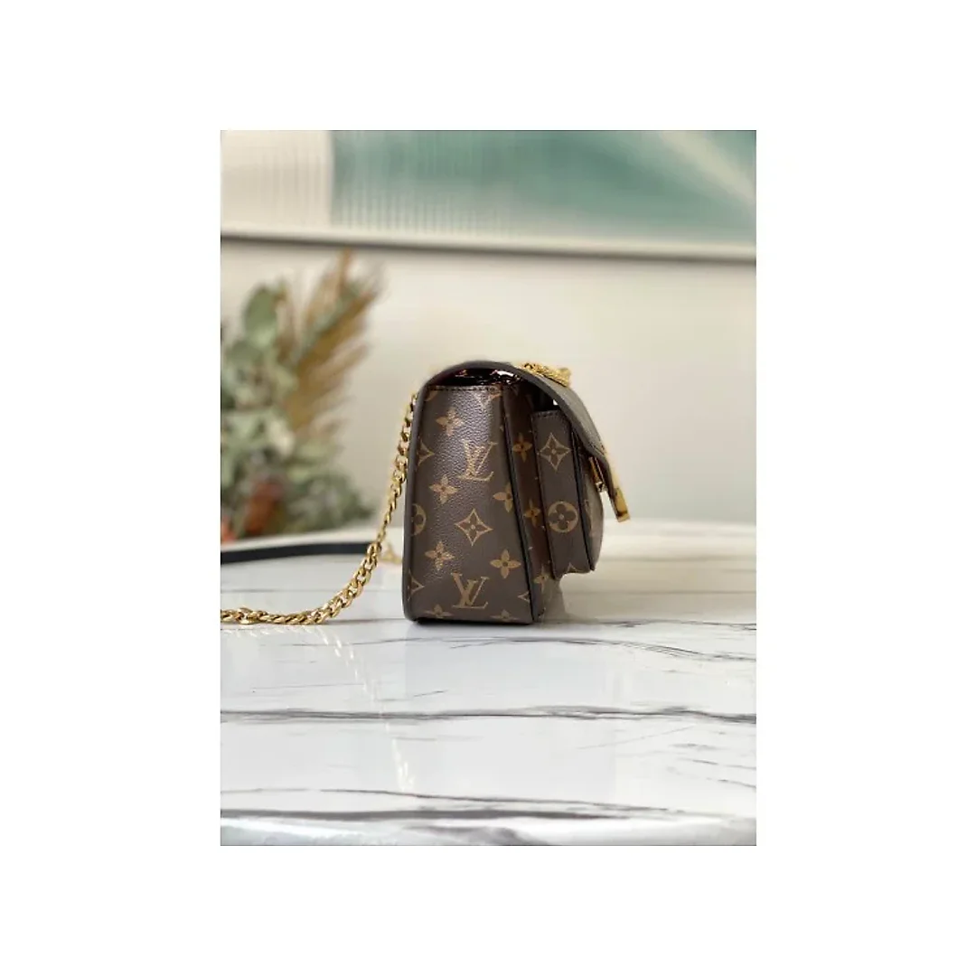 L-bag Size: 22 x 17x 10cm