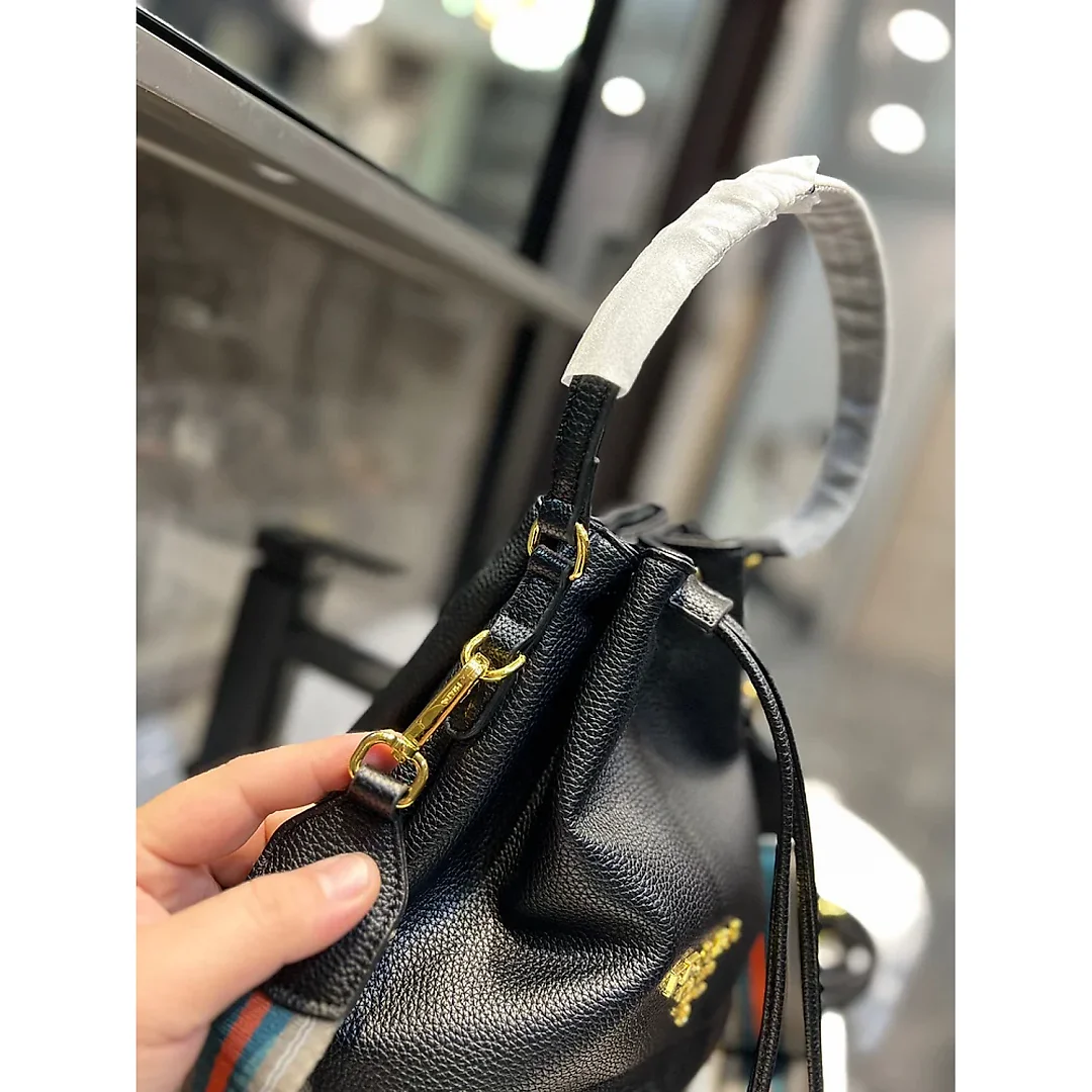Pra new arrival bucket bag size : 25 * 21 cm