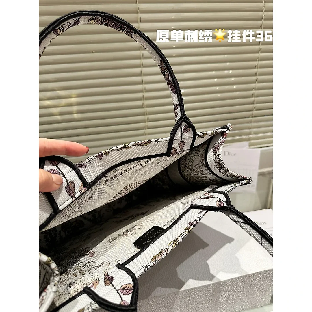 D book tote new arrival bag