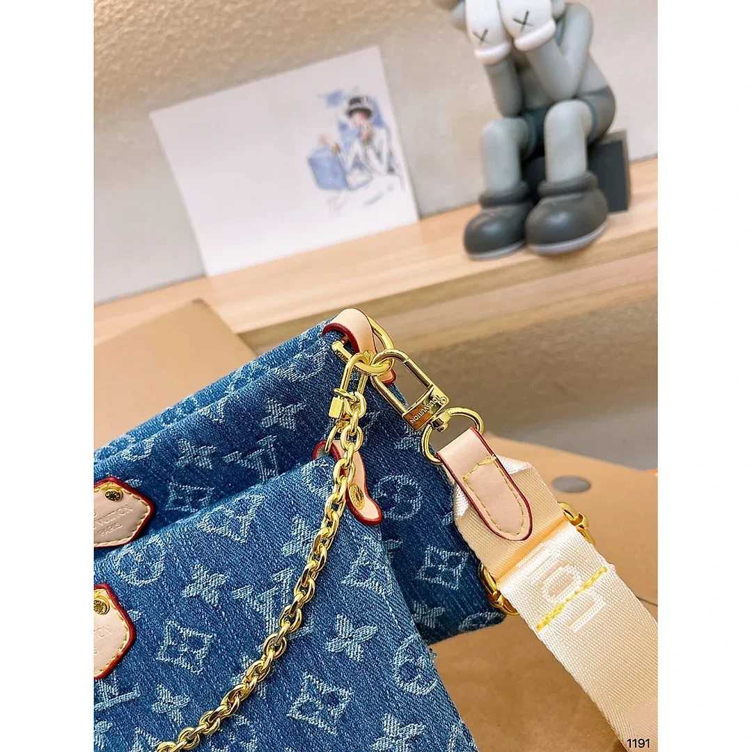 Louis new arrival denim bag size : 24 * 14 cm