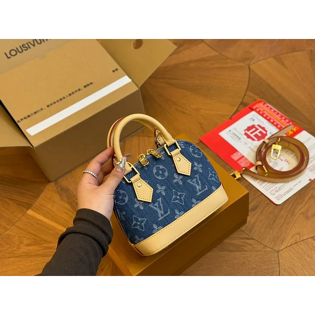 Louis Alma bb denim bag size : 20*14cm