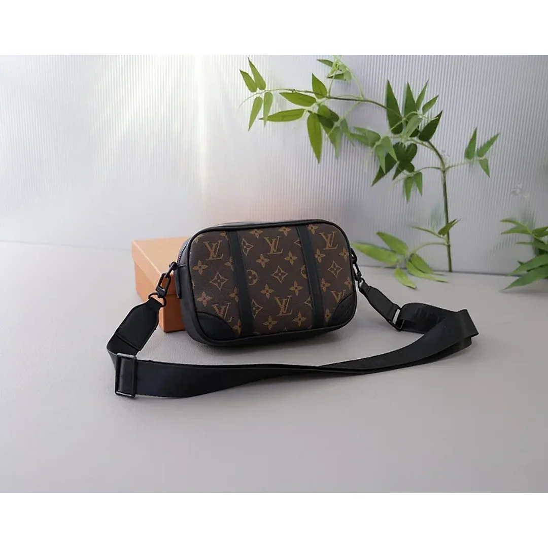 Louis new arrival bag size : 23x14x6 cm