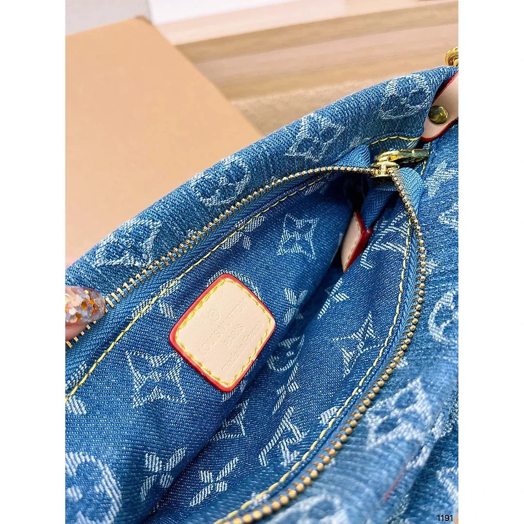 Louis new arrival denim bag size : 24 * 14 cm