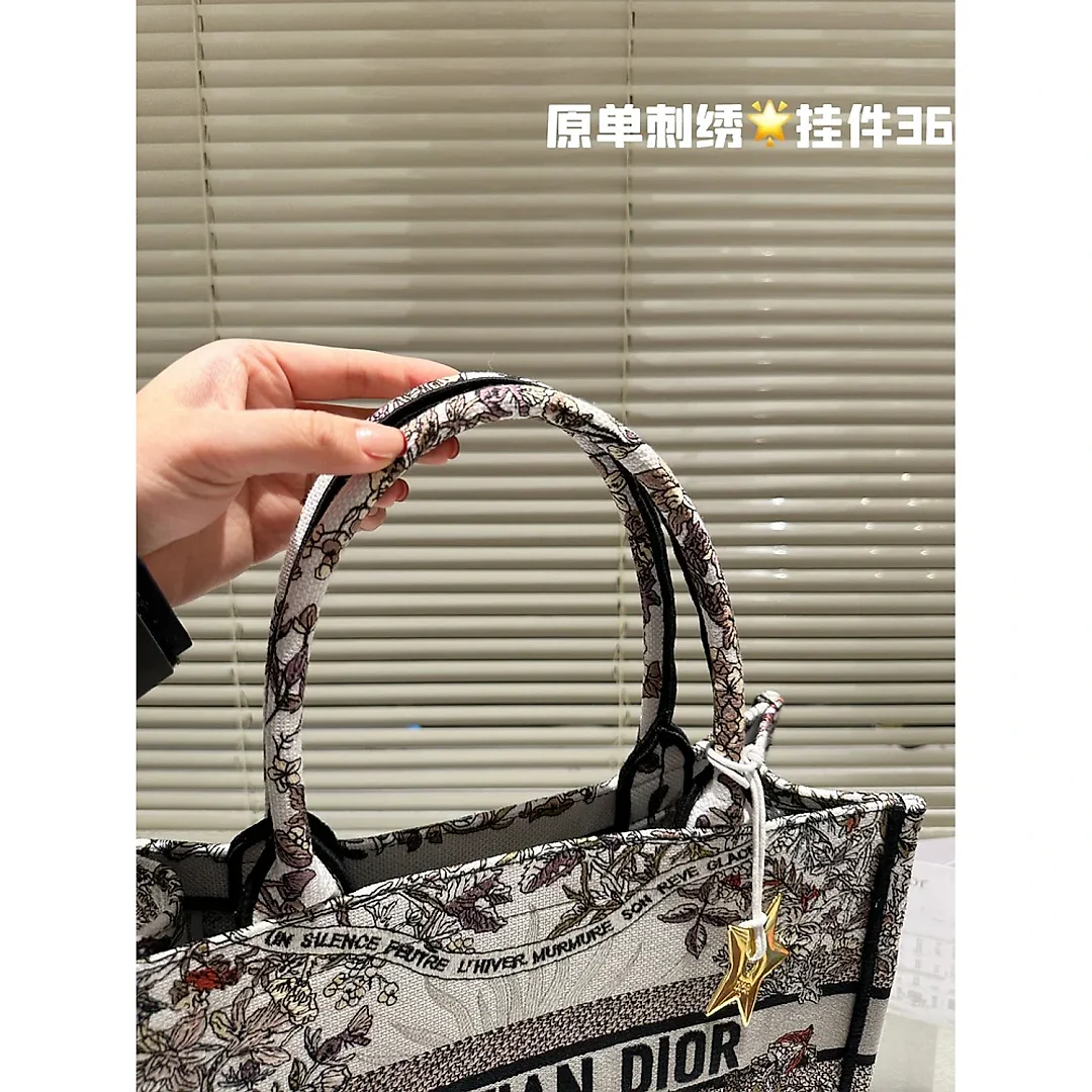 D book tote new arrival bag