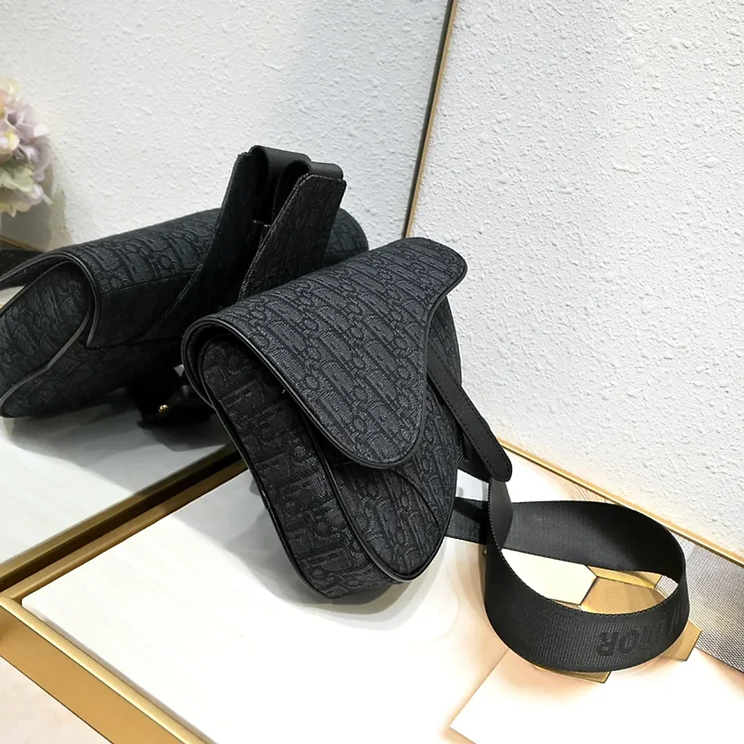 D homme2023 Pre-Fall saddle bag size : 20×28.6x5cm