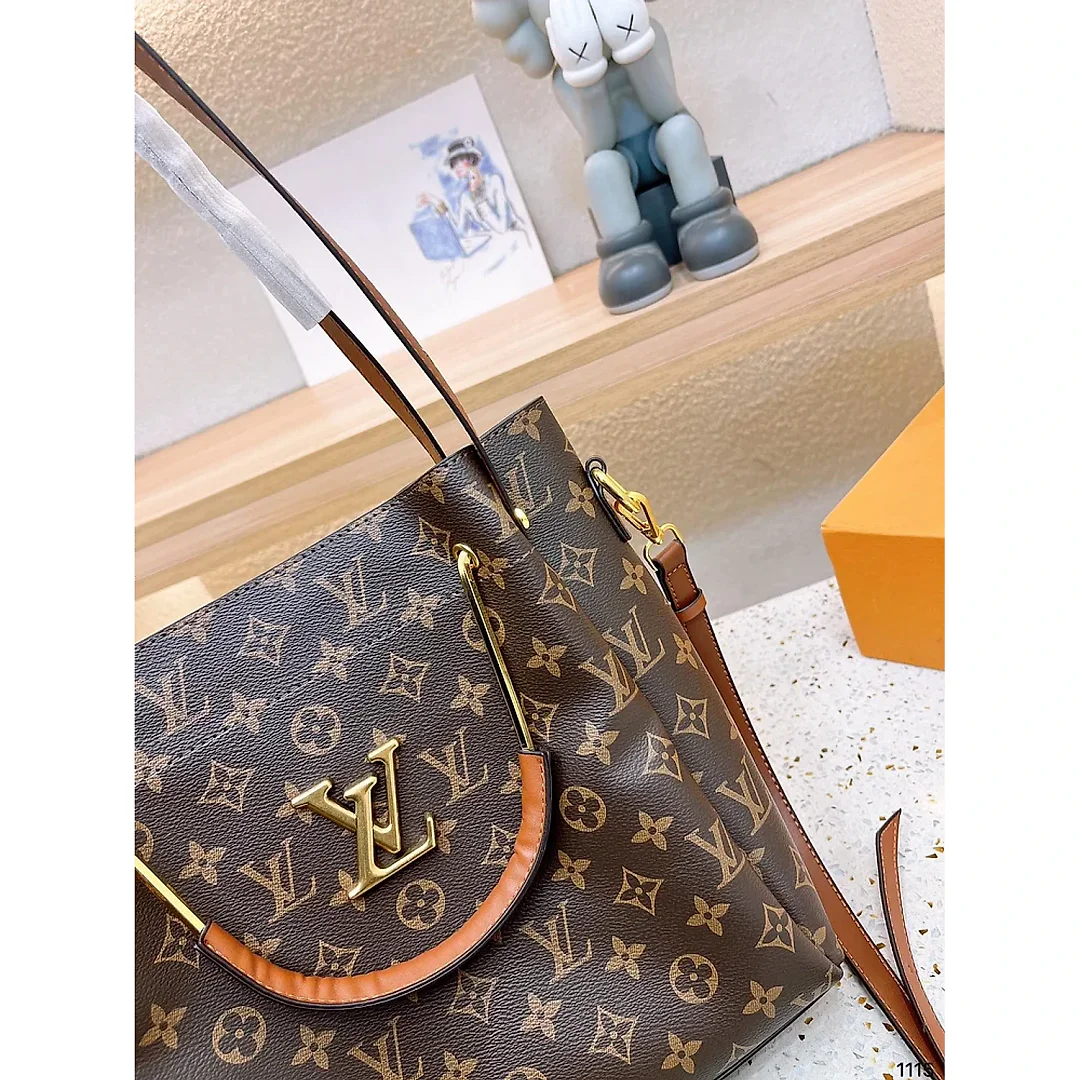 Louis new arrival tote bag size : 26*27 cm