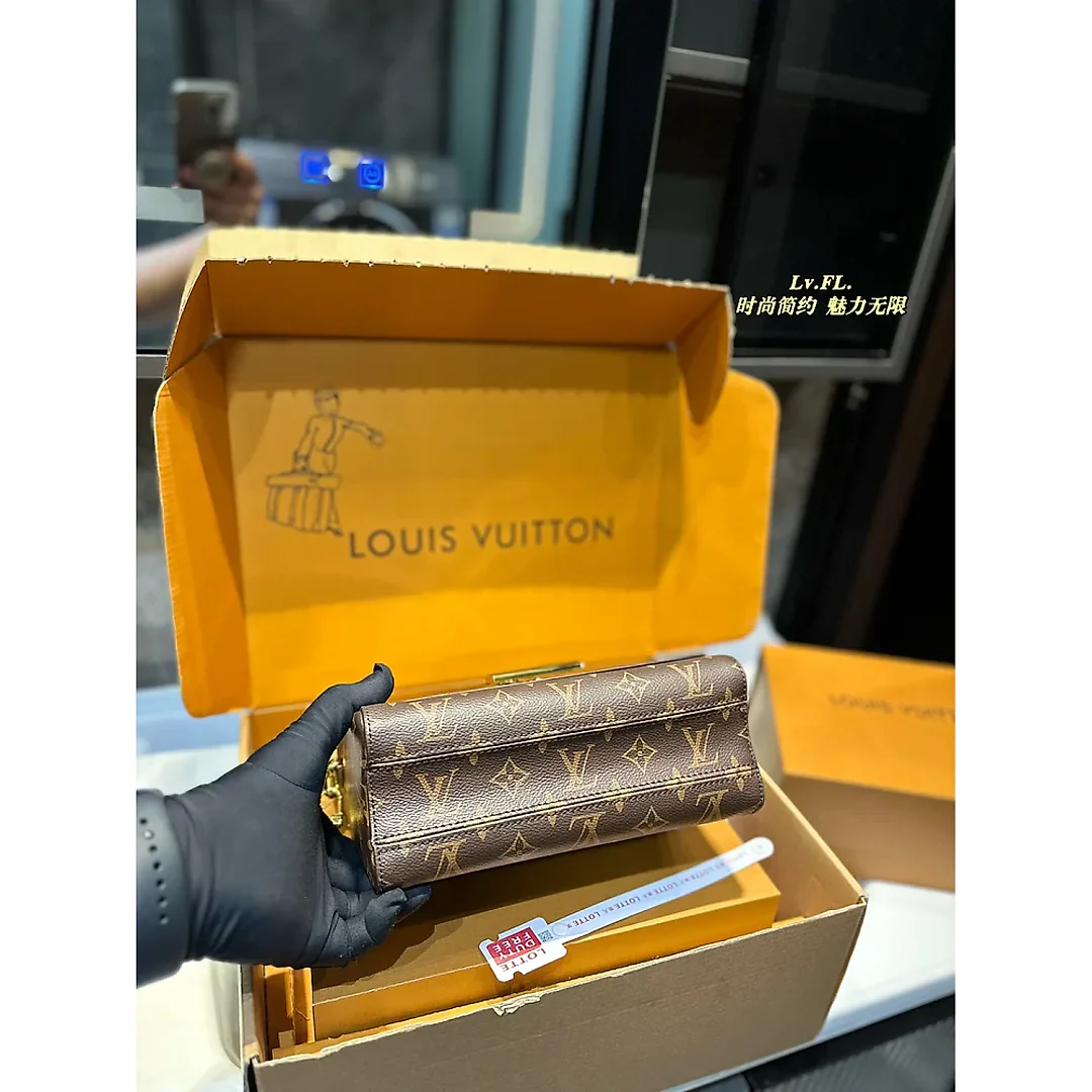 Louis Twist new arrival chain bag size: 23*10*15 cm