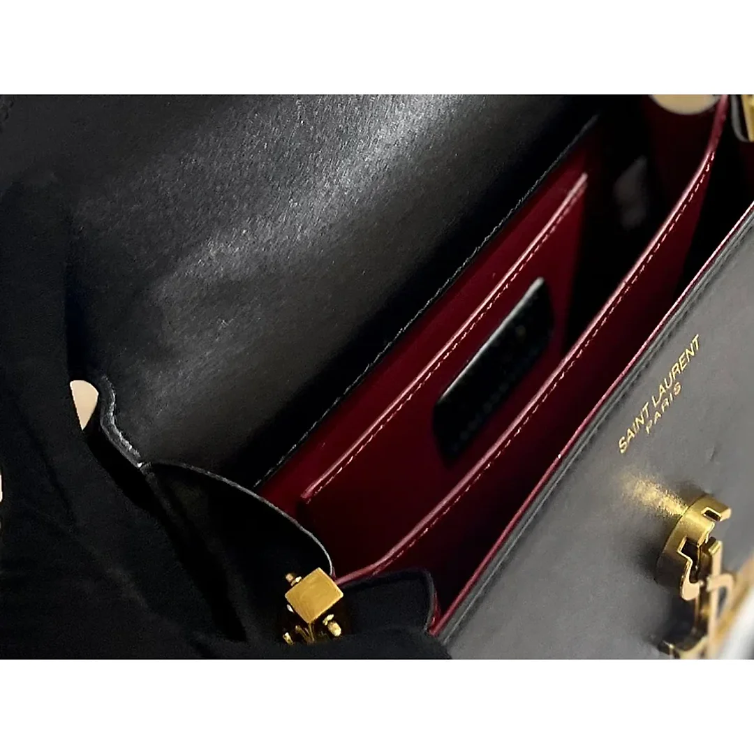 Y Cassandra Monogram Clasp Bag size 21*18 cm