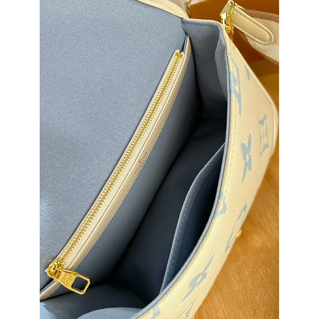 Louis new arrival bag size : 24 x 15 x 9cm