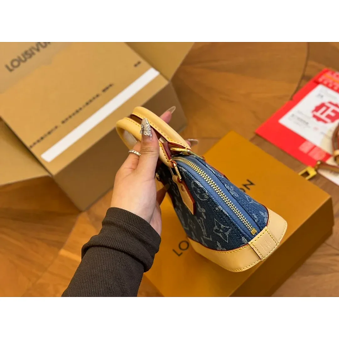 Louis Alma bb denim bag size : 20*14cm