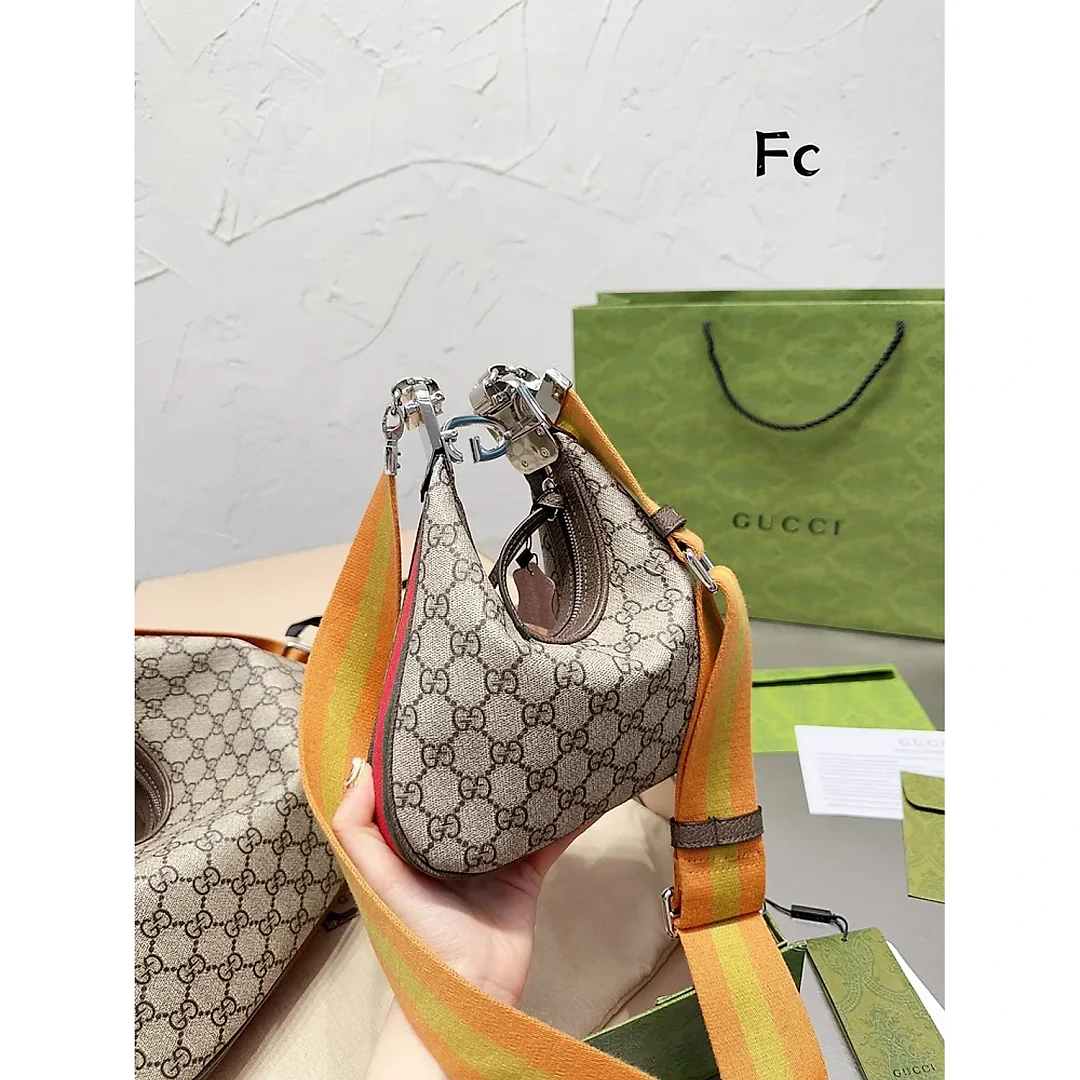 GC484 Gc Attache Small/Large Shoulder Bag