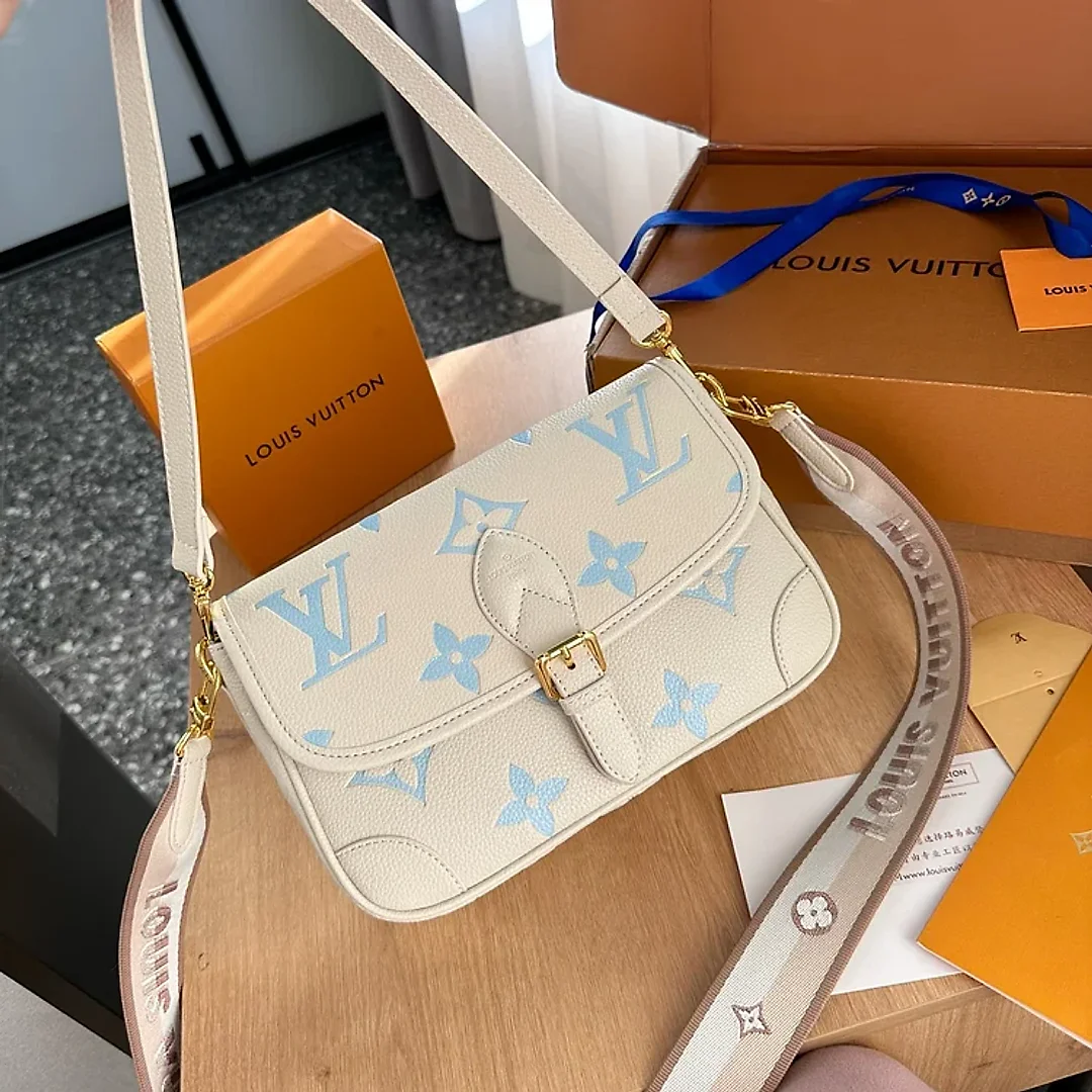 Louis new arrival bag size : 24 x 15 x 9cm