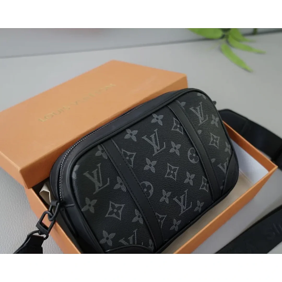 Louis new arrival bag size : 23x14x6 cm
