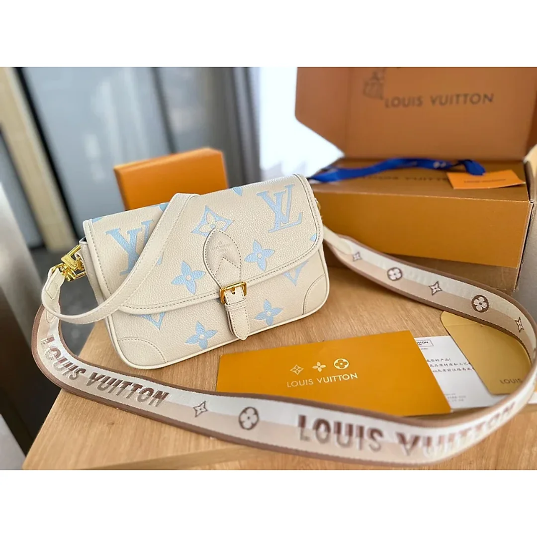 Louis new arrival bag size : 24 x 15 x 9cm