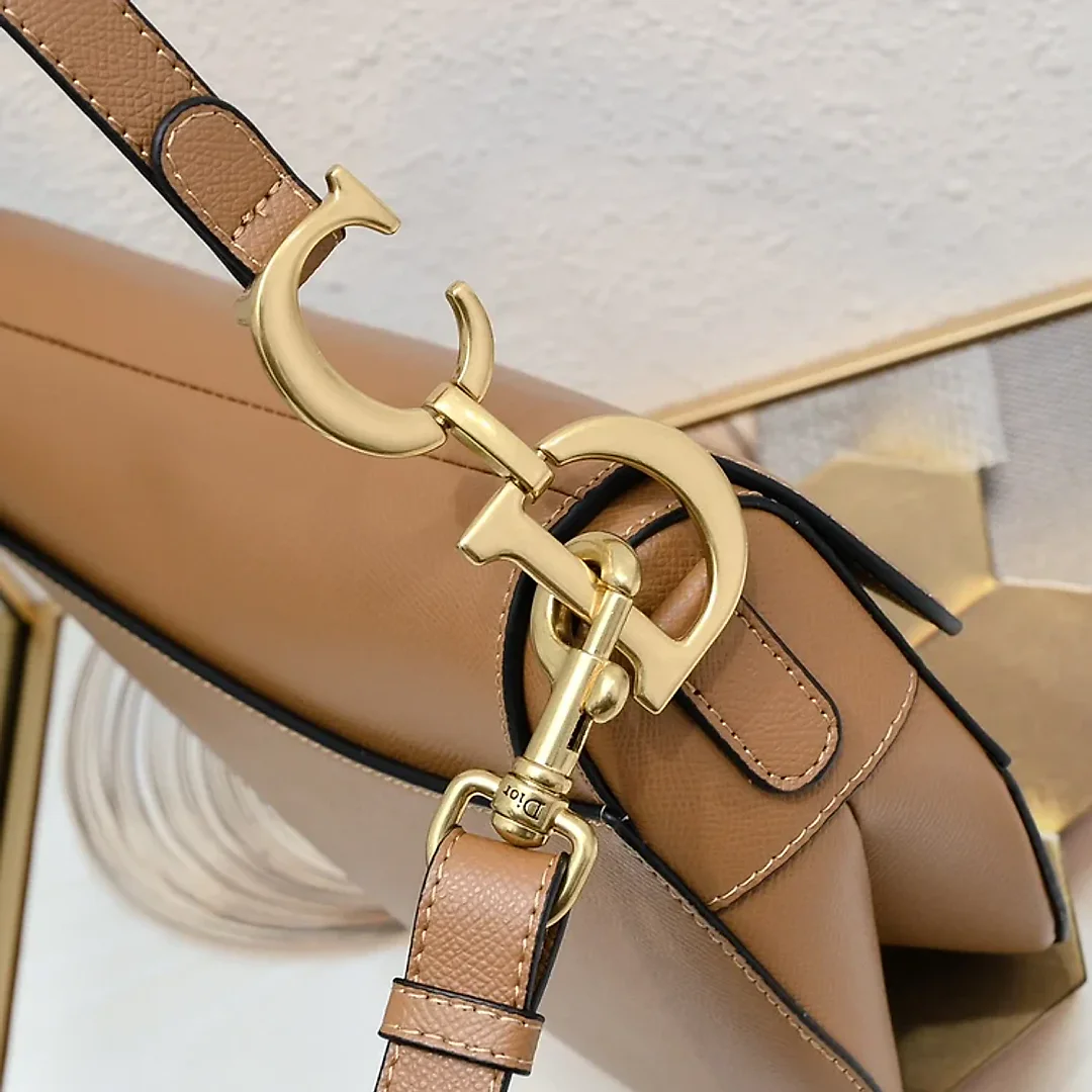 D saddle Be a classic with classics bag size: 25.5 x 20 x 6.5 cm