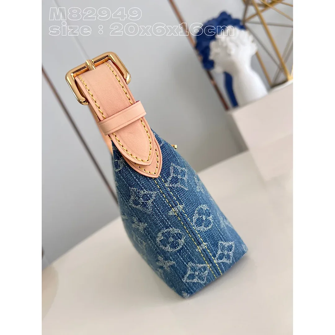 Louis Hills Pochette Monogram Denim size;20.5 x 6 x 16 cm