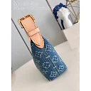 Louis Hills Pochette Monogram Denim size;20.5 x 6 x 16 cm