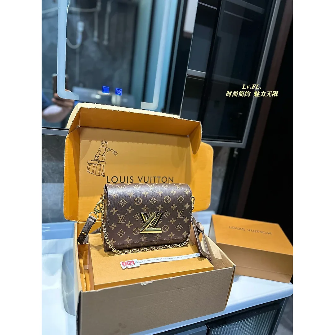 Louis Twist new arrival chain bag size: 23*10*15 cm