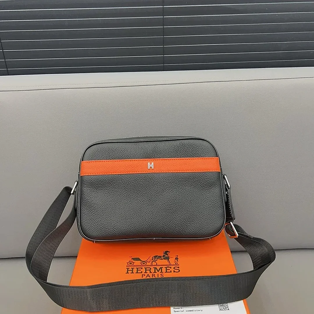 H crossbody bag Men size: 24 x 17 cm