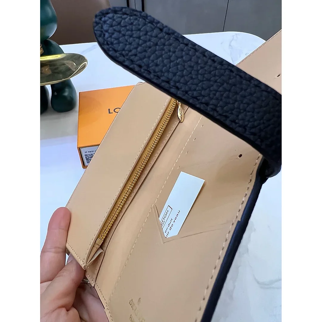 Louis new arrival Taurillon Capucines wallet size: 10*19*1.7cm