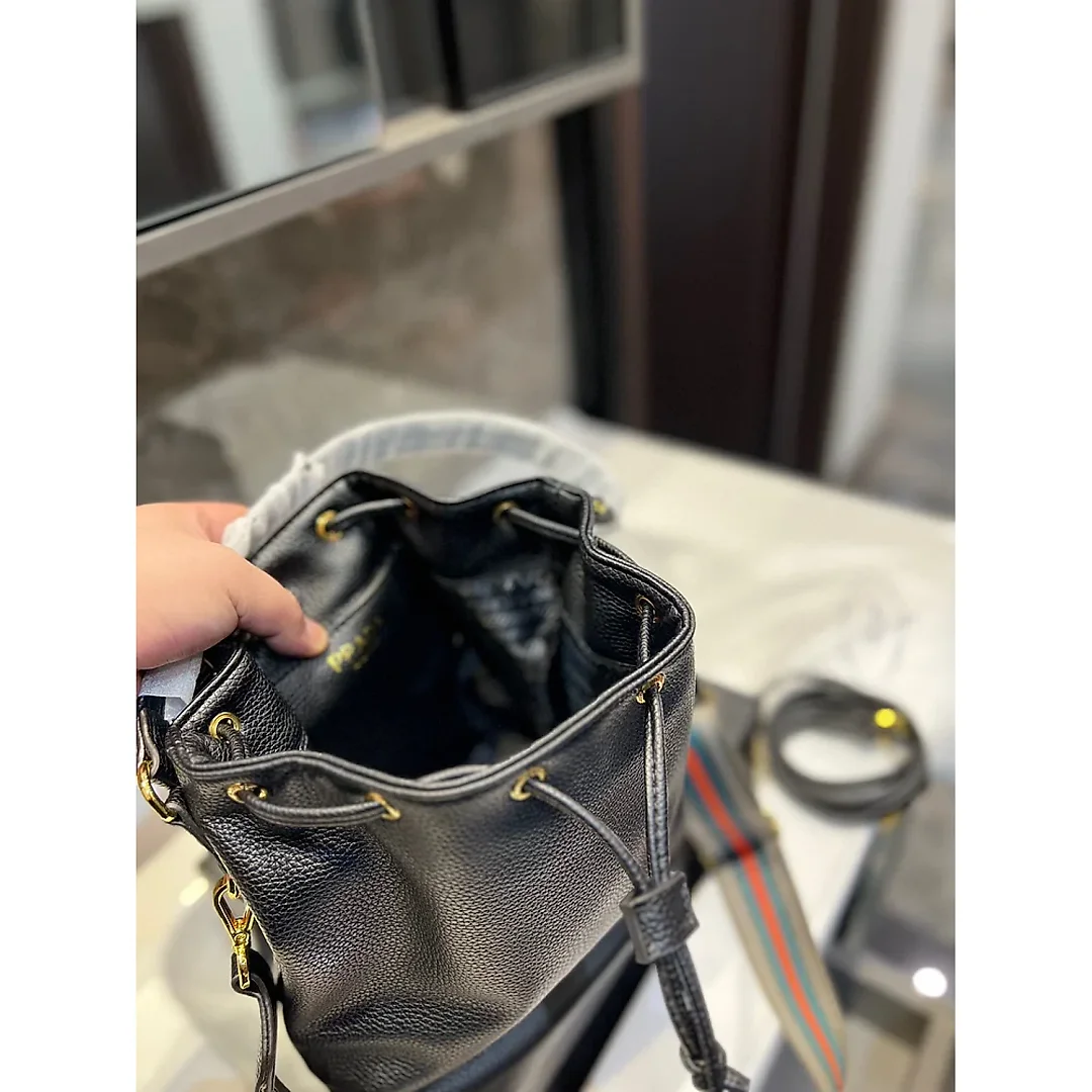 Pra new arrival bucket bag size : 25 * 21 cm