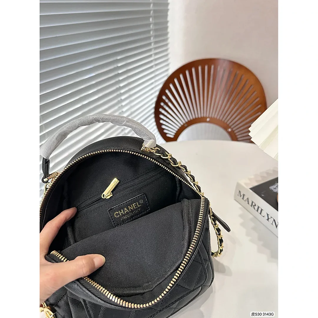 CC 𝘝𝘪𝘯𝘵𝘢𝘨𝘦 backpack size:17.5 * 23 cm