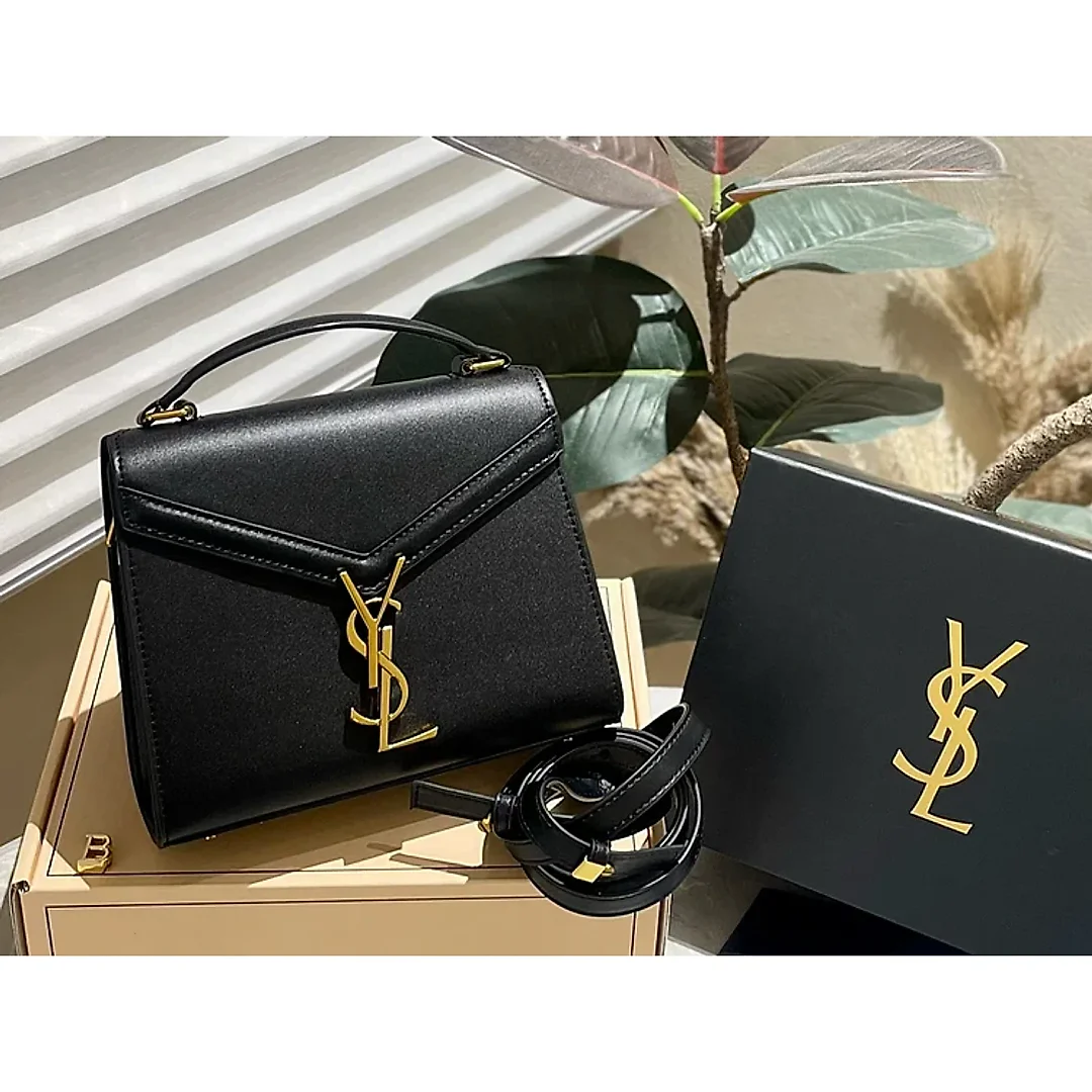 Y Cassandra Monogram Clasp Bag size 21*18 cm