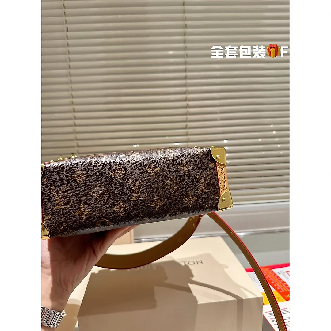 Louis new arriva Side trunk bag size : 23*16 cm