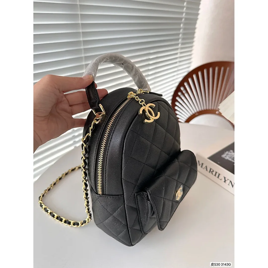 CC 𝘝𝘪𝘯𝘵𝘢𝘨𝘦 backpack size:17.5 * 23 cm