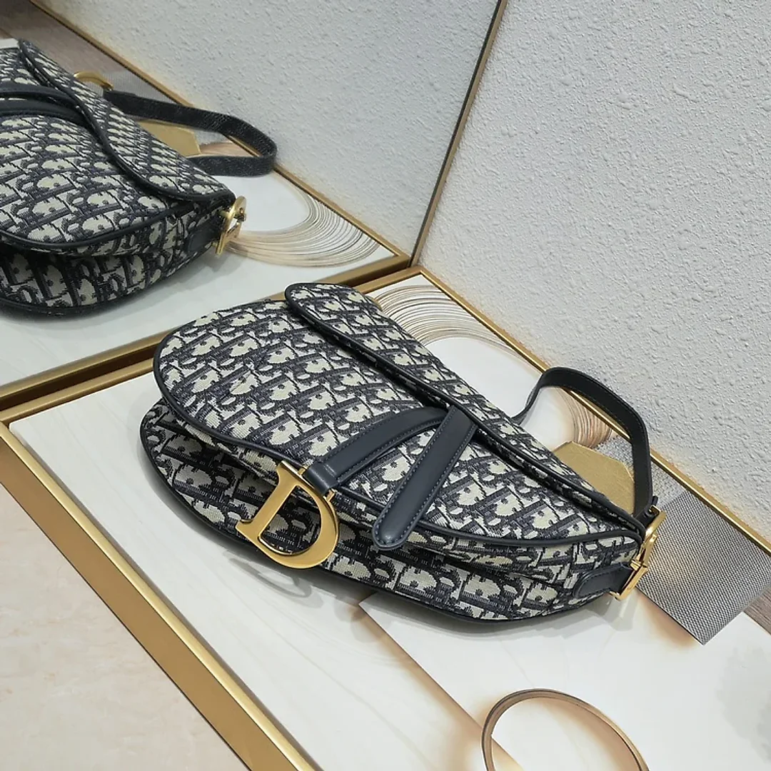 D saddle Be a classic with classics size: 25.5 x 20 x 6.5 cm