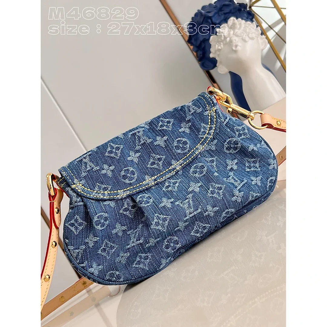 Louis Monogram Denim size : 27 x 18 x 3 cm