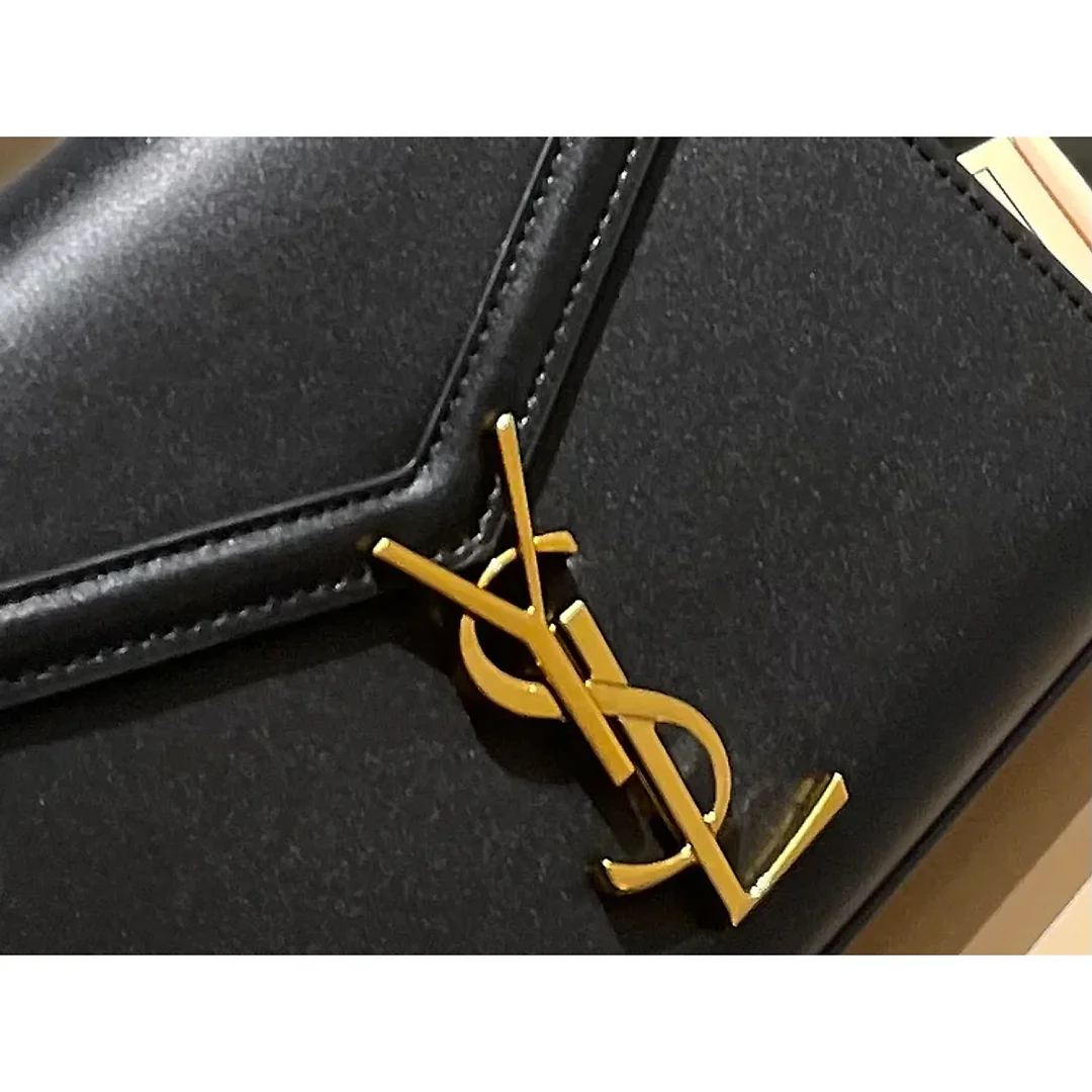 Y Cassandra Monogram Clasp Bag size 21*18 cm