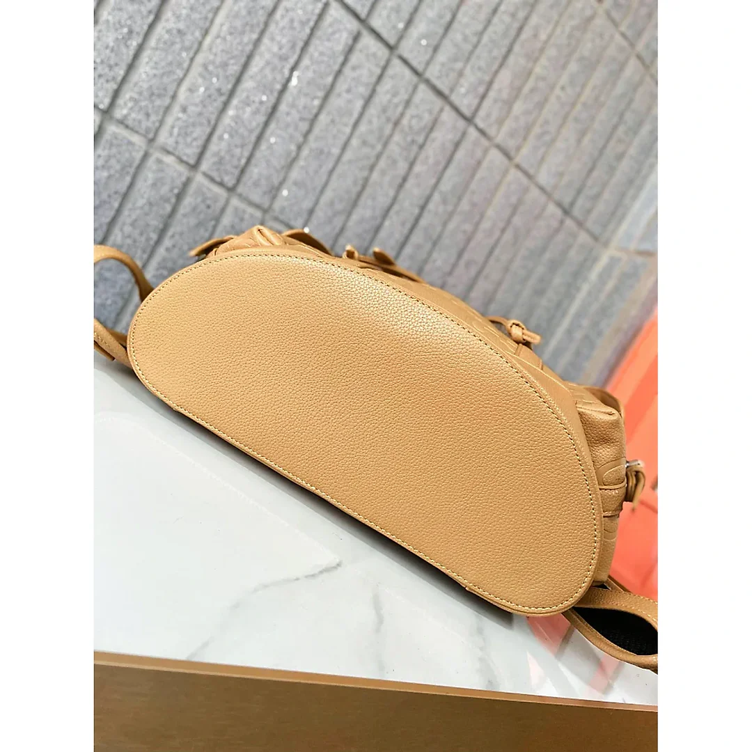 GG new arrival backpack bag size : 32 x 42 cm