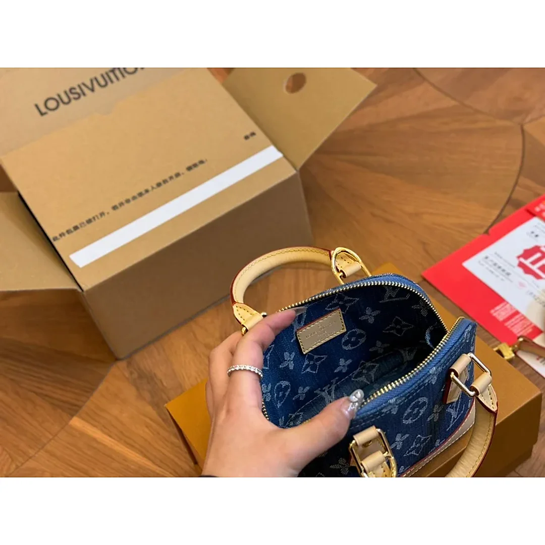 Louis Alma bb denim bag size : 20*14cm