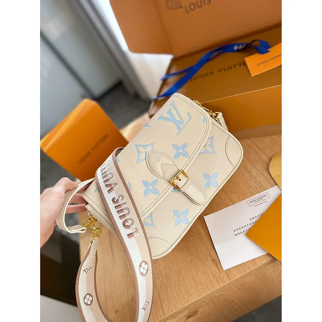 Louis new arrival bag size : 24 x 15 x 9cm