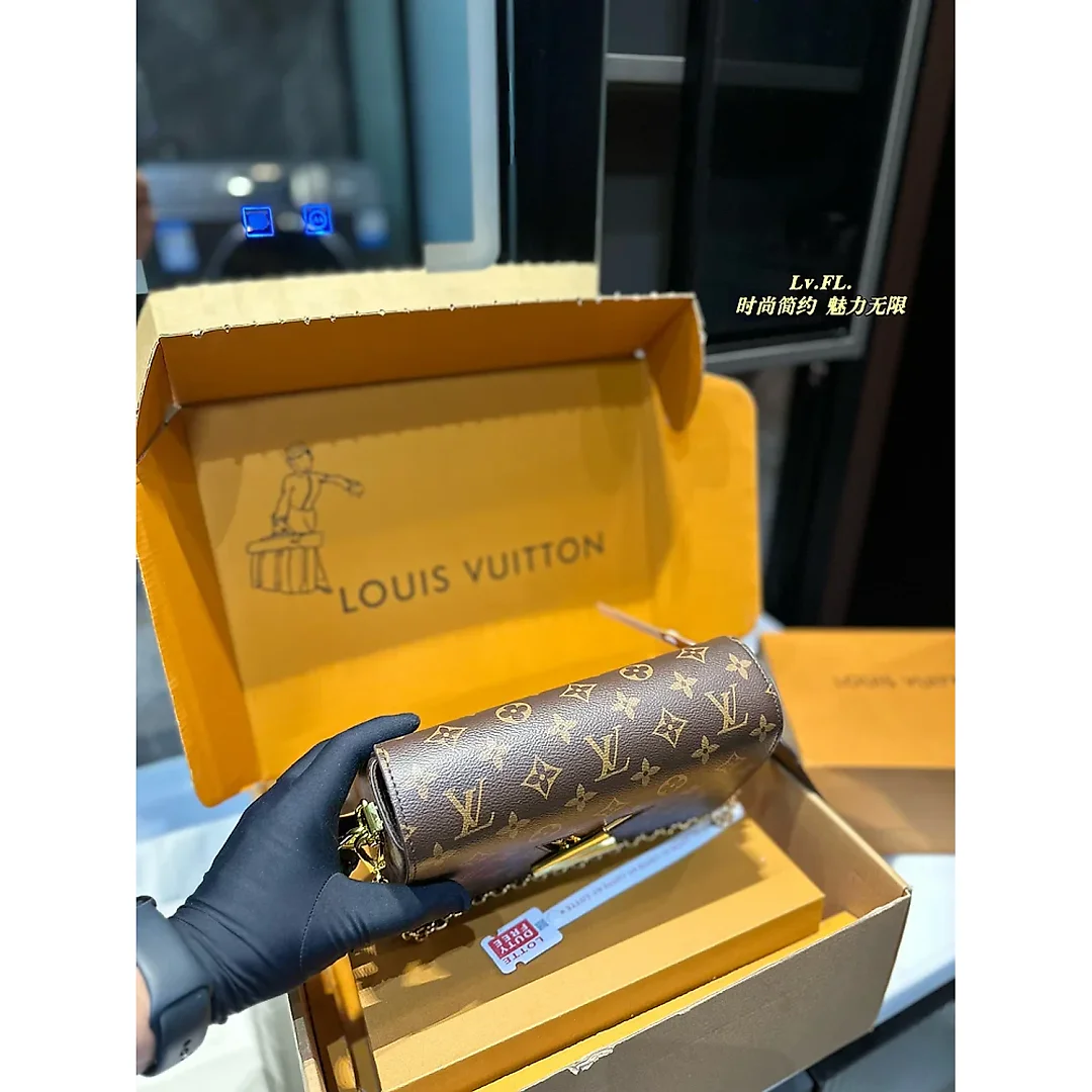 Louis Twist new arrival chain bag size: 23*10*15 cm